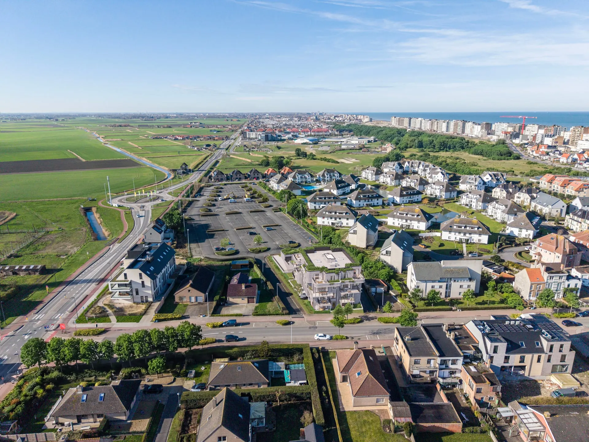 Vue aérienne de Middelkerke avec la Résidence Cerile-Henri entre les polders et le centre, la mer à l'arrière-plan